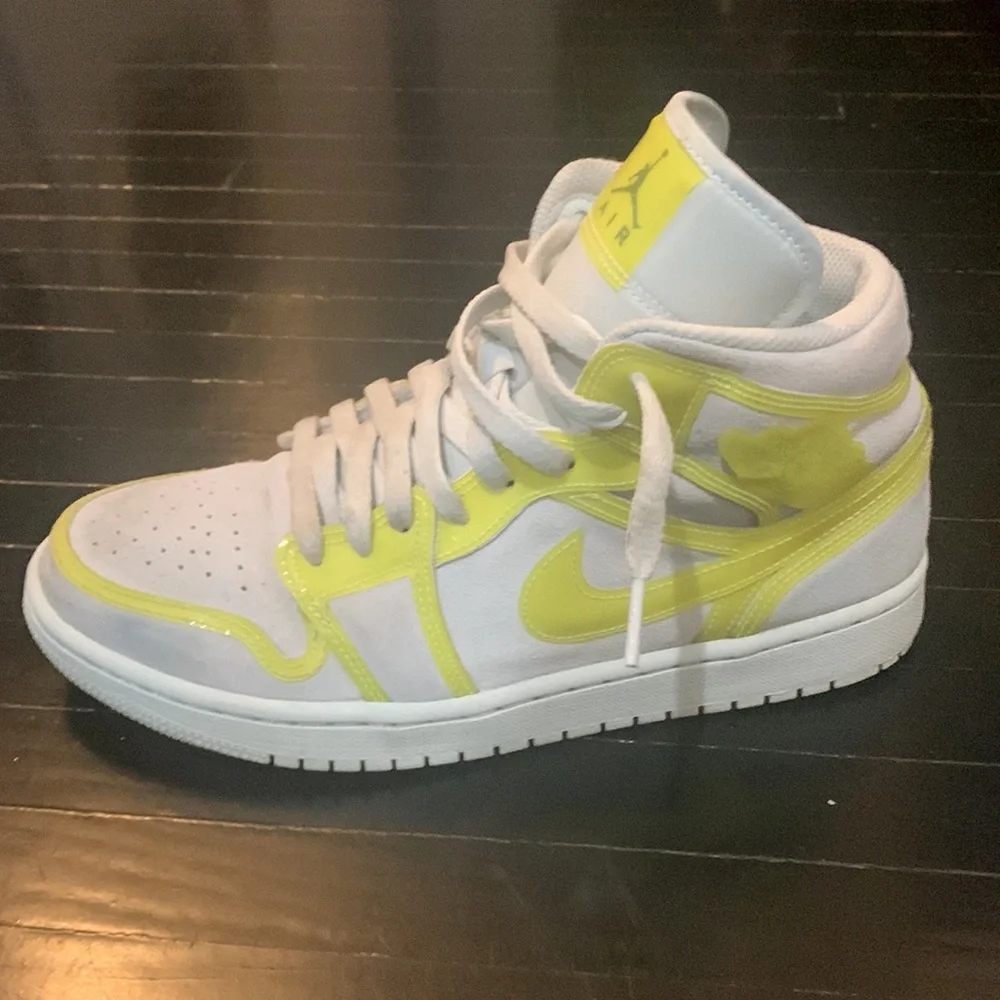 COPY - WMNS Air Jordan 1 Mid LX - Picture 3 of 5